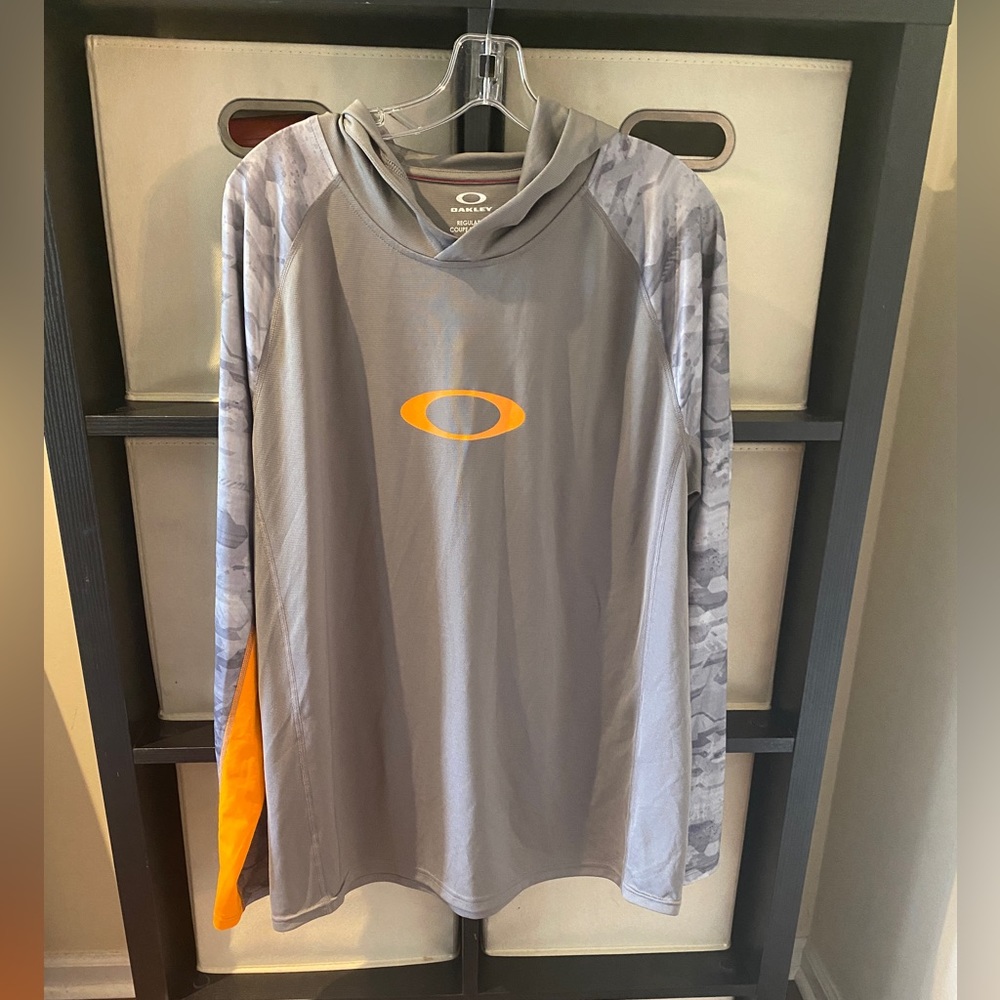 NWOT Men’s Oakley dry fit hoodie size XL